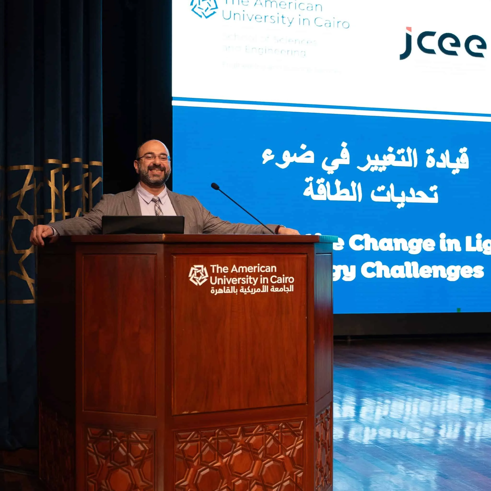جلسة تفاعلية مع الجمهور في مؤتمر تسويقي